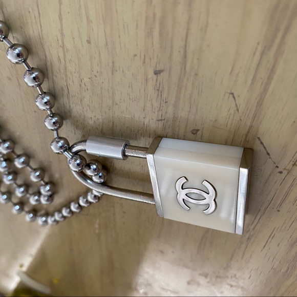 Chanel 02C padlock keychain - Picture 10 of 13